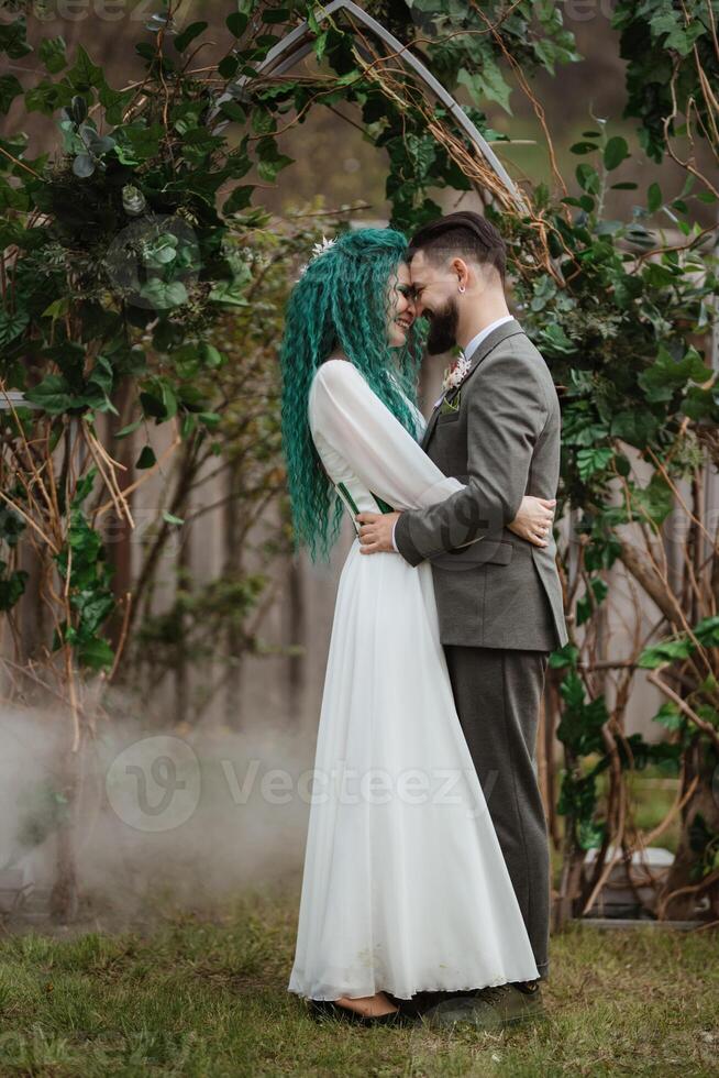 le premier mariage Danse de le la mariée et jeune marié dans le clairière photo