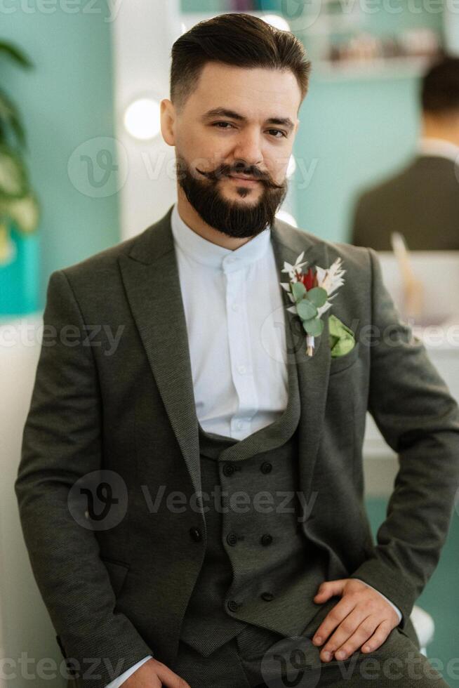 portrait de souriant jeune marié avec barbe dans gris Couleur costume photo