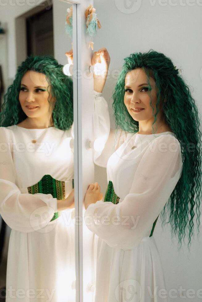 portrait de une la mariée avec vert frisé cheveux dans le beauté pièce photo