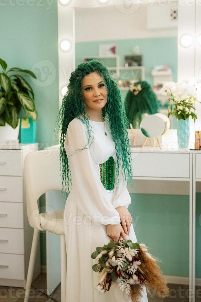 portrait de une la mariée avec vert frisé cheveux dans le beauté pièce photo