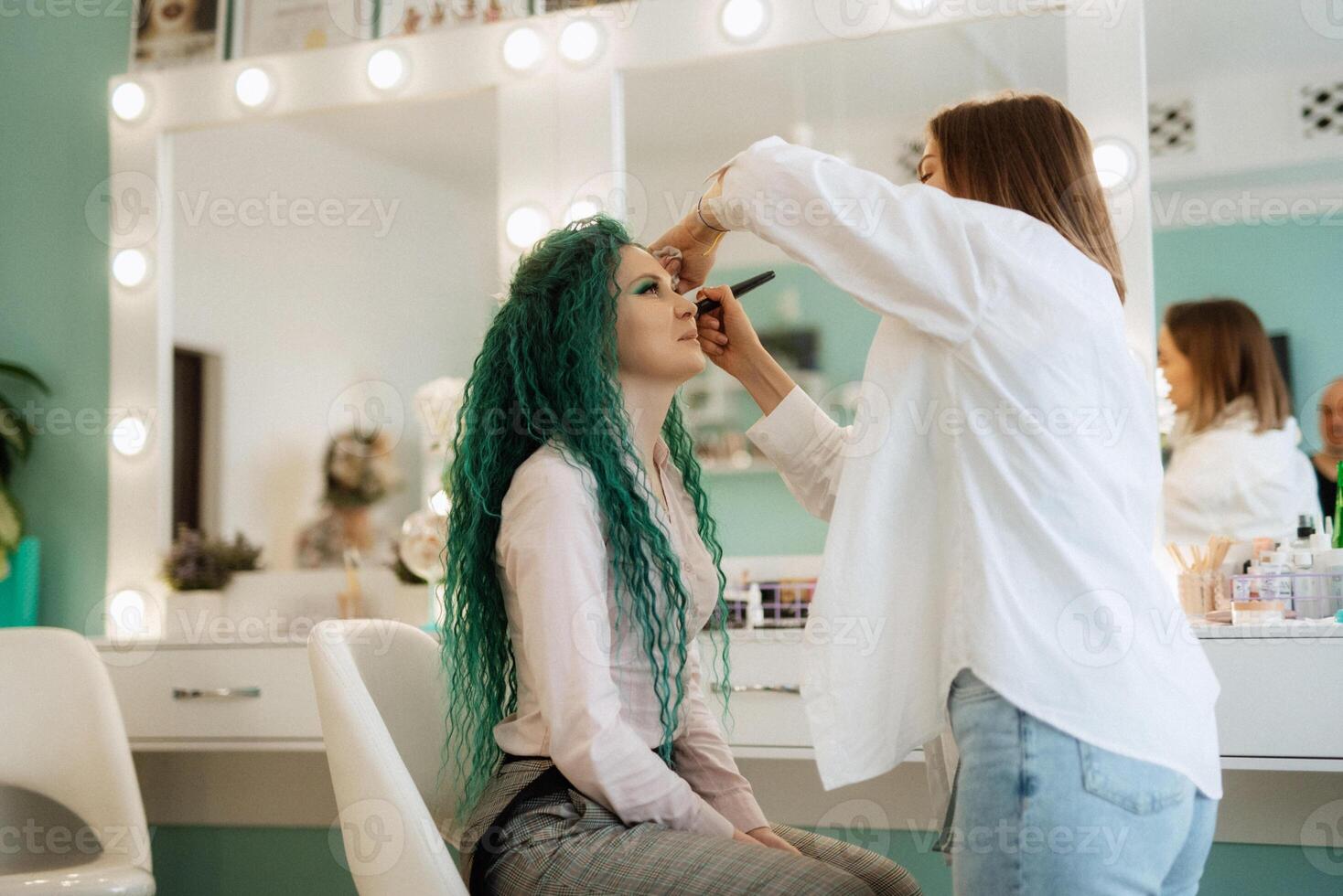 portrait de une la mariée avec vert frisé cheveux dans le beauté pièce photo