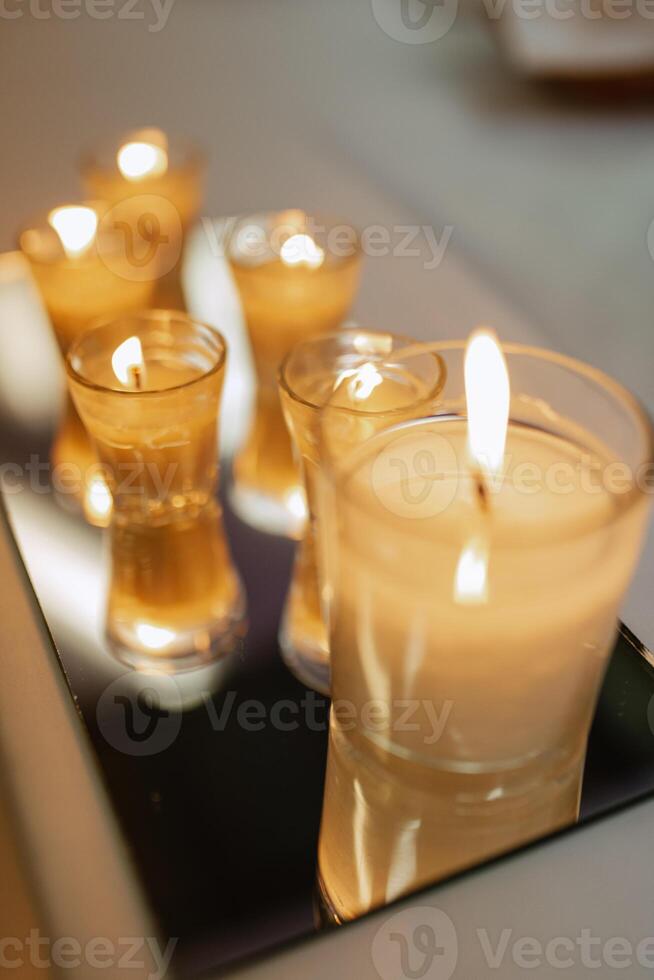 décor de bougie d'ambiance avec feu réel sur la table de banquet photo
