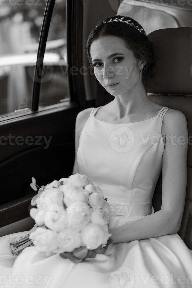 la mariée avec une noir voiture près une verre gratte-ciel photo