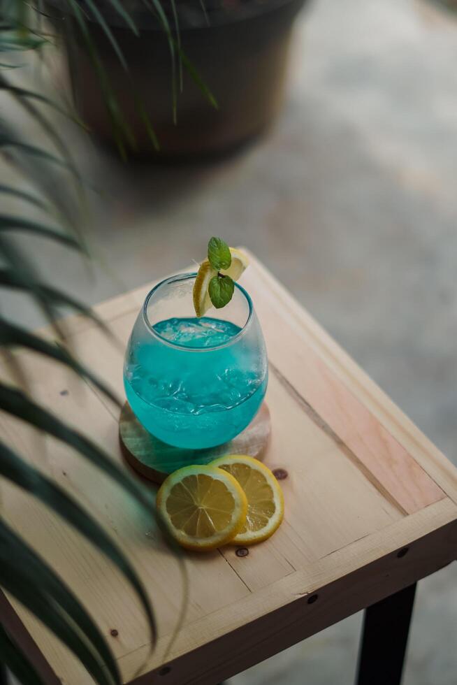 bleu et rouge des cocktails avec citron vert pour été les boissons photo