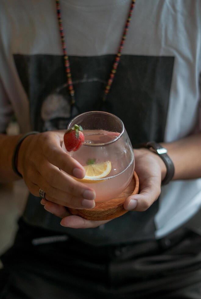 bleu et rouge des cocktails avec citron vert pour été les boissons photo