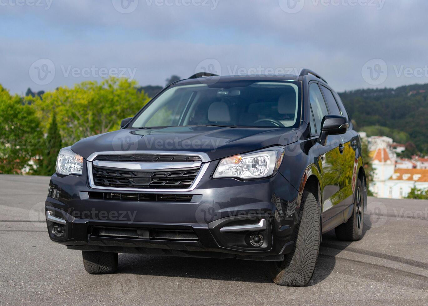 gris suv auto, Puissance luxe modèle. brillant brillant Stationnaire véhicule. photo