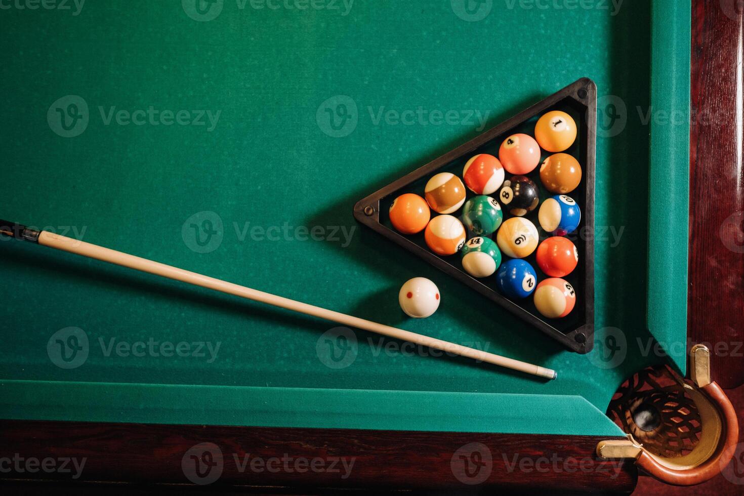 billard table avec vert surface et des balles dans le billard club.pool Jeu photo