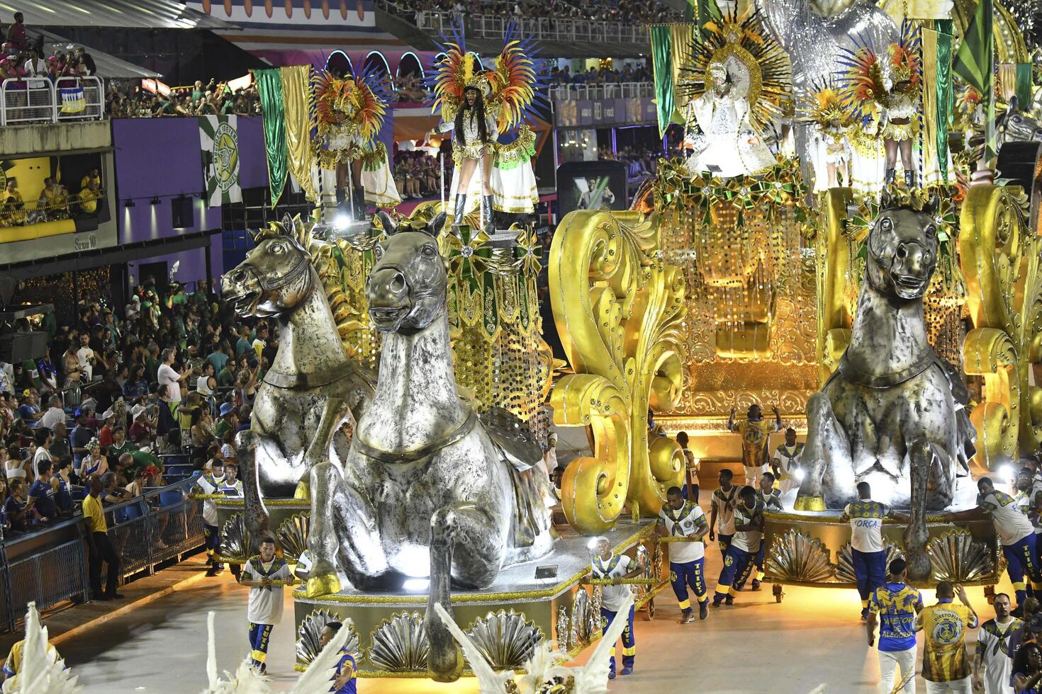 Rio, Brésil, février 12, 2024, parades de le samba écoles Paraiso faire tuiuti de le spécial groupe, pendant le carnaval dans le ville de Rio de janeiro dans sapucaï rue photo