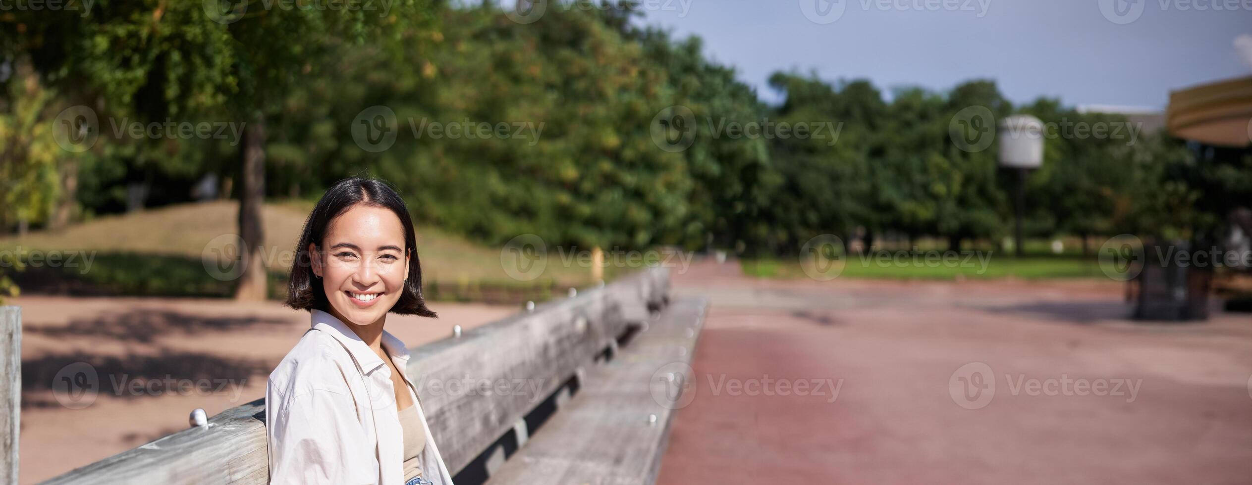 portrait de Jeune artiste, asiatique fille dessin dans numérique tablette avec graphique stylo, séance en plein air dans parc, avoir inspiration photo