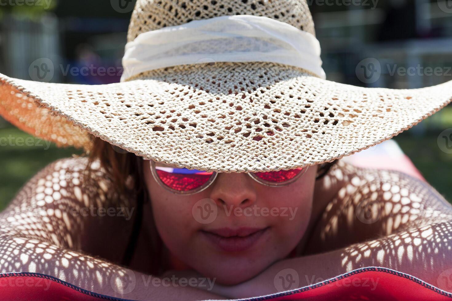 Jeune femme dans maillot de bain tandis que bronzage photo