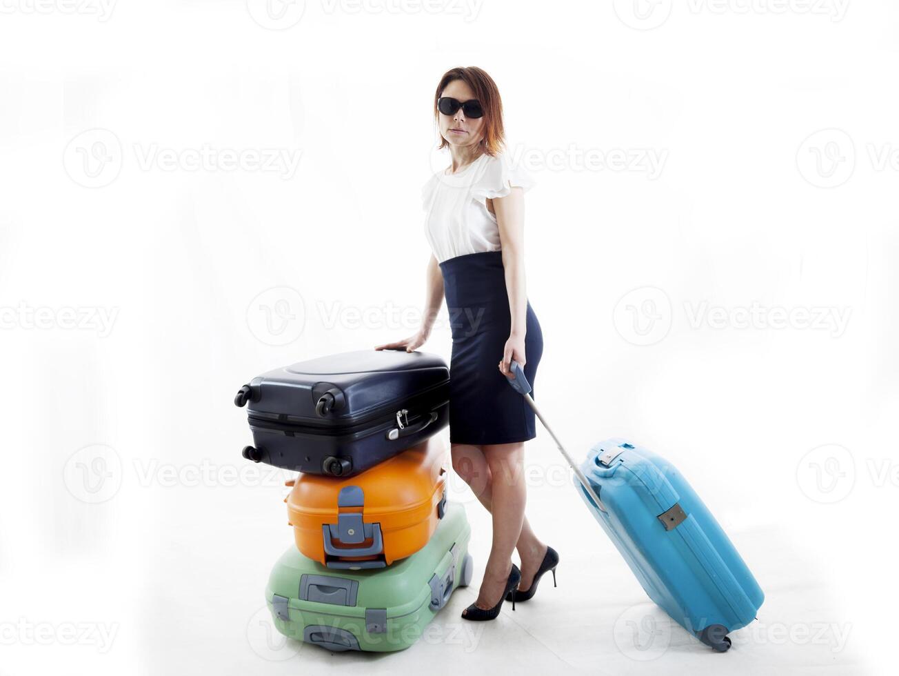 affaires femme avec sa les valises prêt à aller photo