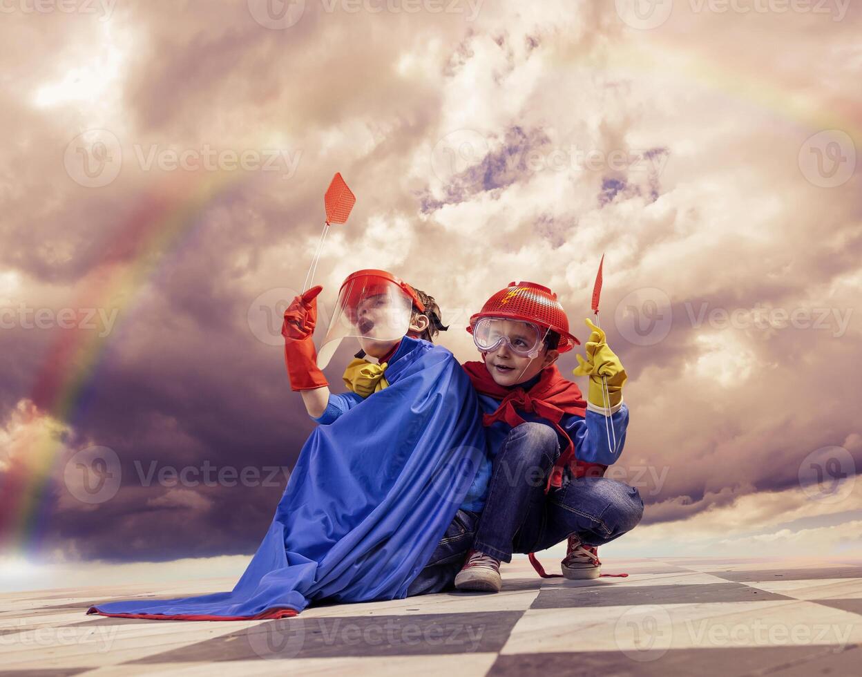 les enfants jouer le magnifique héros dans apocalyptique paysage photo
