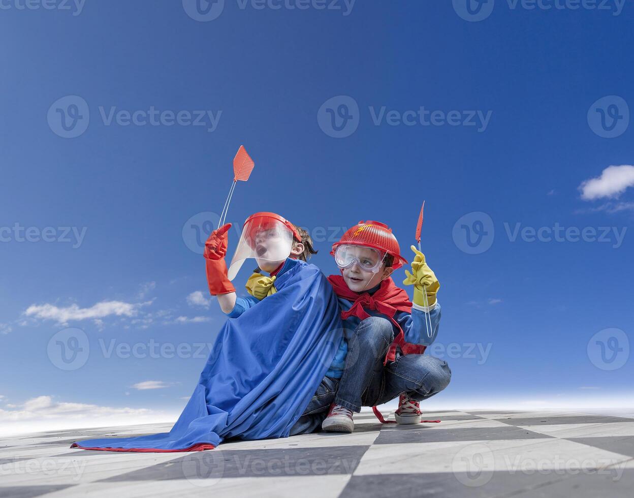 les enfants jouer le magnifique héros en dessous de clair ciel photo