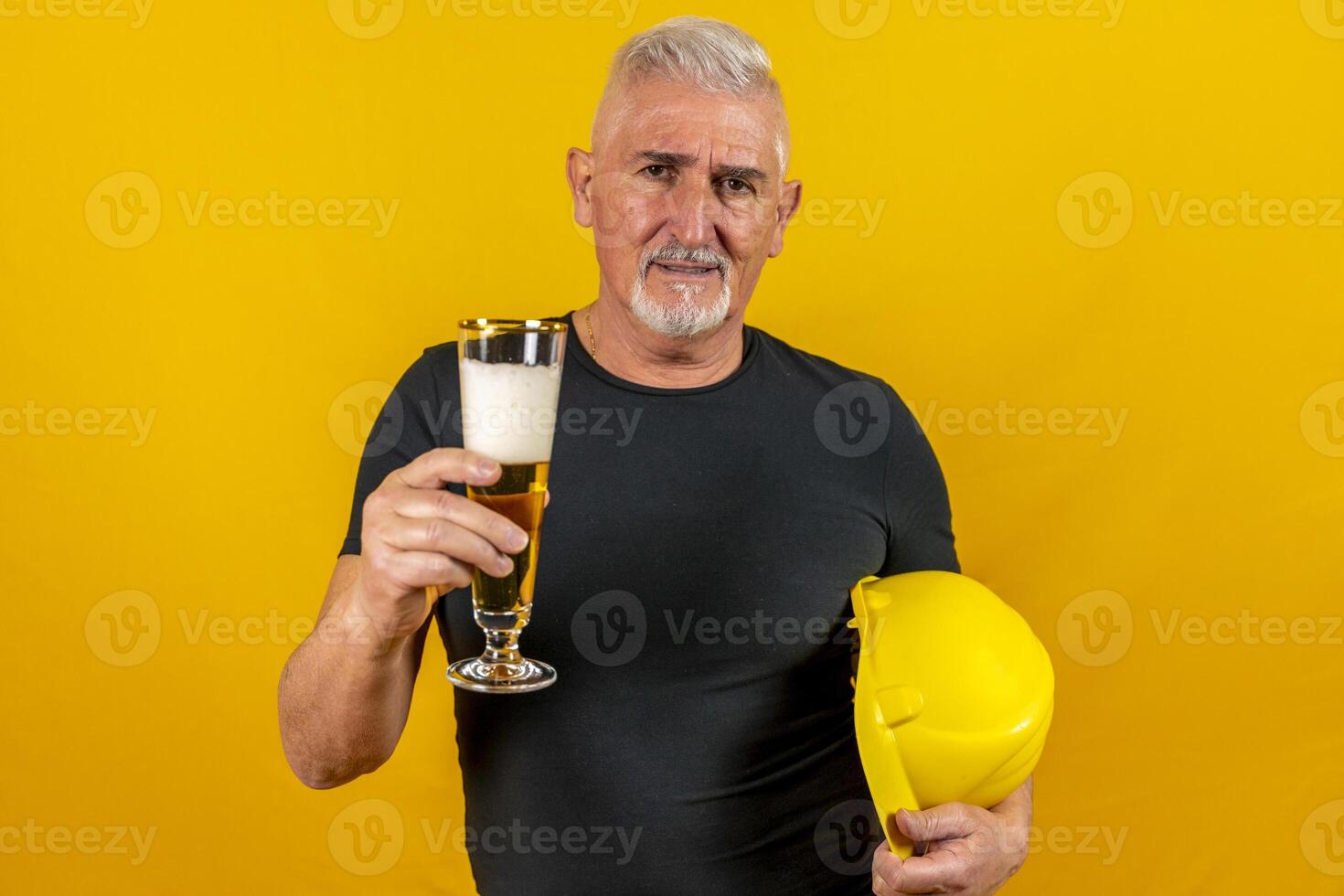 portrait de ouvrier avec Jaune casque en buvant une Bière sur Jaune Contexte photo