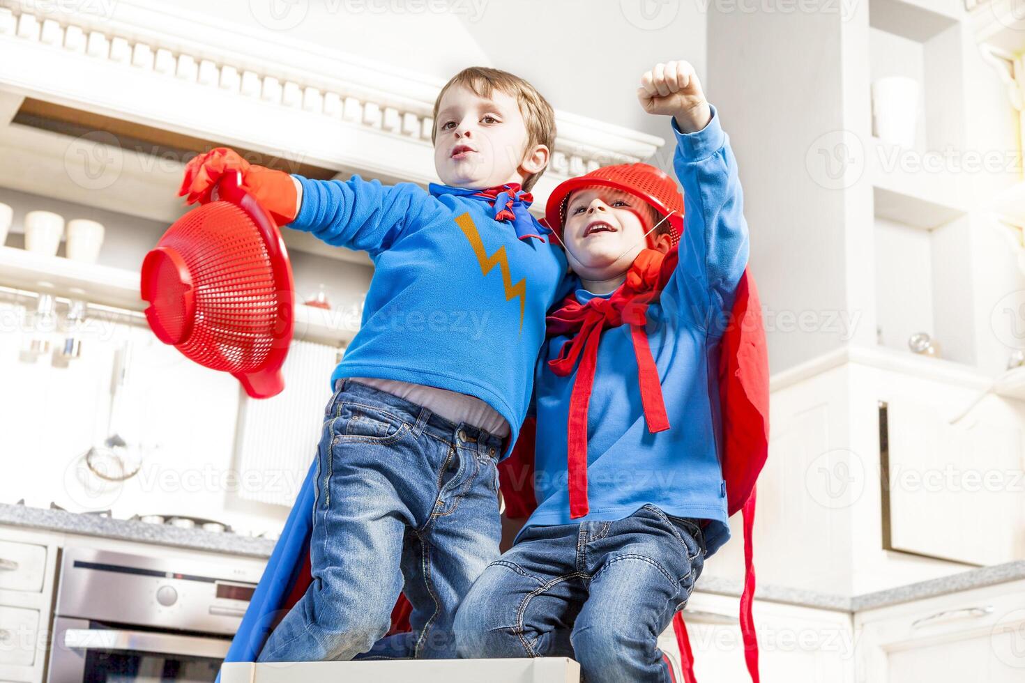 les enfants en jouant à étant magnifique héros photo