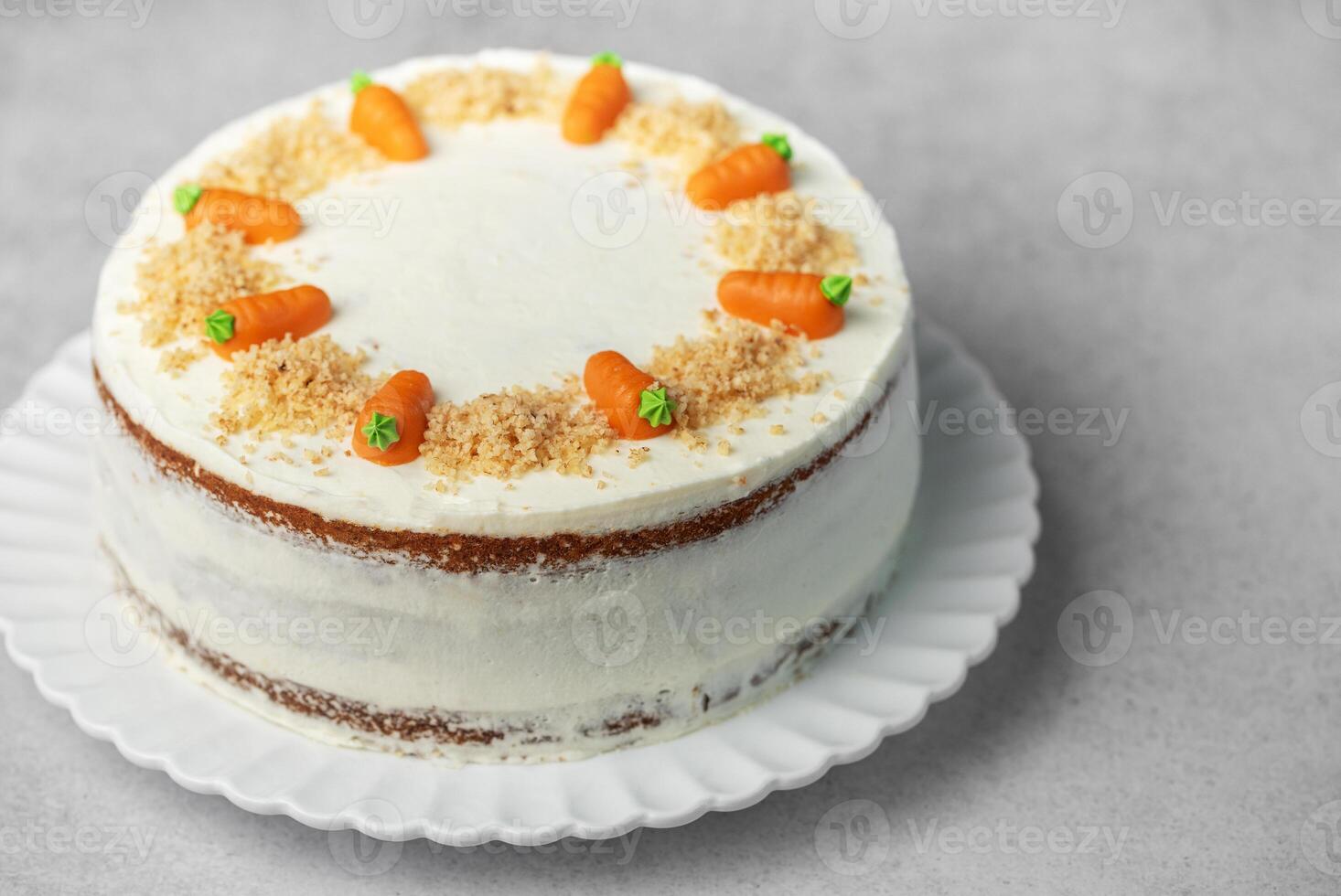 fait maison carotte gâteau fabriqué avec noix, glacé avec crème fromage. sucré dessert. photo