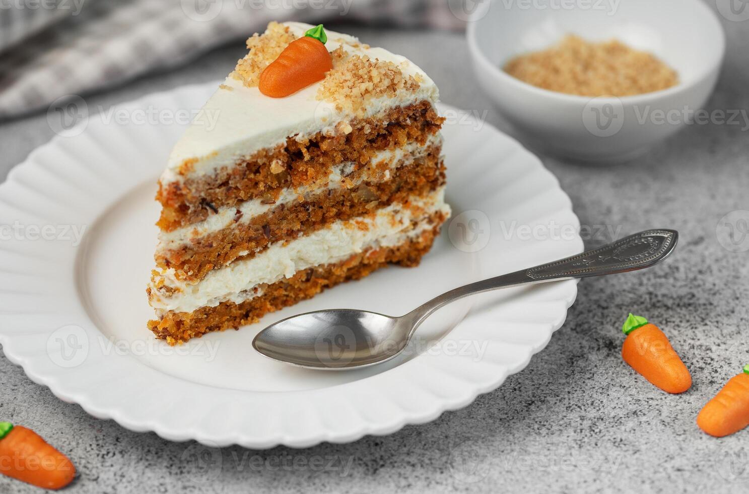 fait maison carotte gâteau fabriqué avec noix, glacé avec crème fromage. sucré dessert. photo