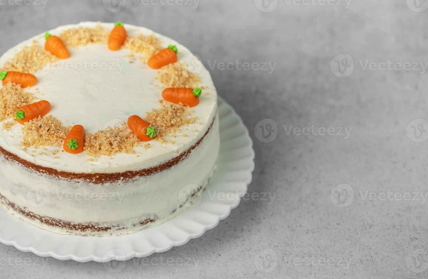 fait maison carotte gâteau fabriqué avec noix, glacé avec crème fromage. sucré dessert. photo