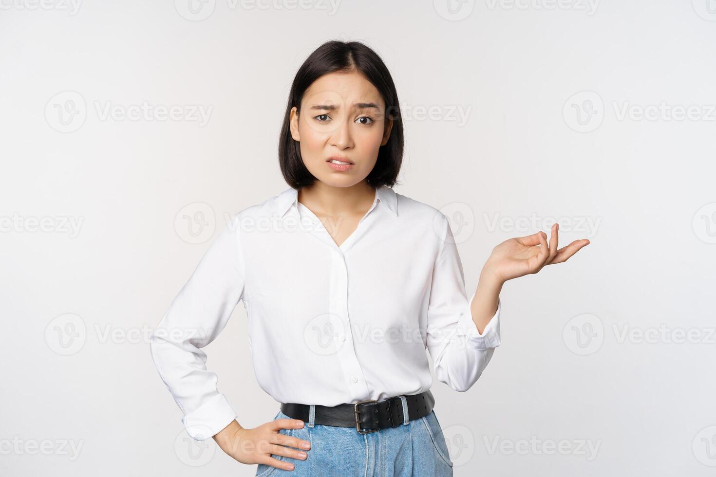portrait de confus asiatique femme demander donc quoi, quoi votre problème geste, regarder perplexe, Aucune idée et agacé, permanent plus de blanc Contexte photo