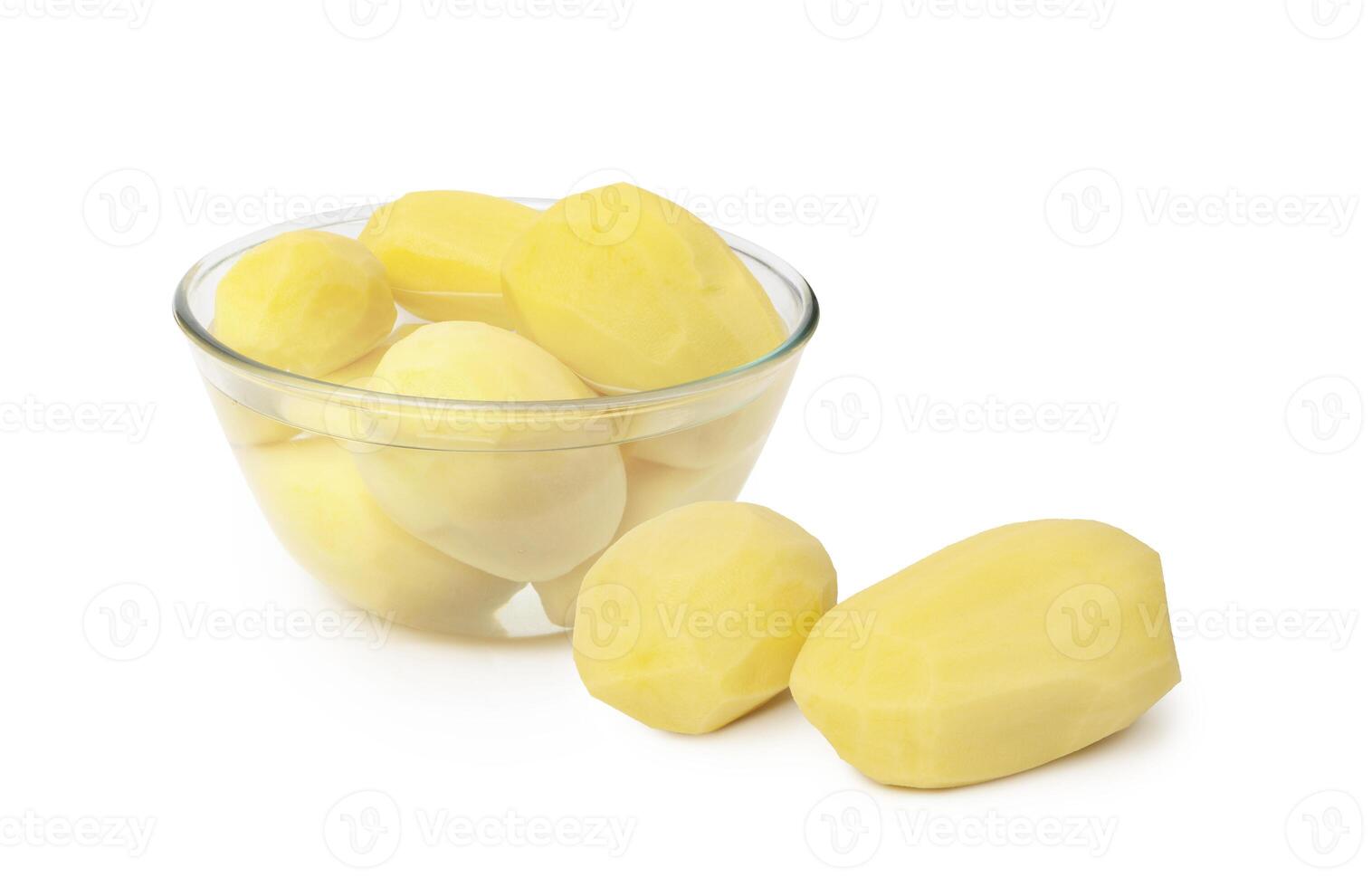 pelé patates dans une verre bol isolé sur blanc photo