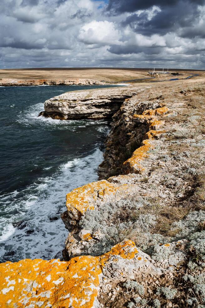 mer cap. coloré coup de le paysage marin. épais mer mousse et brillant bleu l'eau. rochers couvert avec mousse. obèse ciel aérien. otdykh par le mer photo