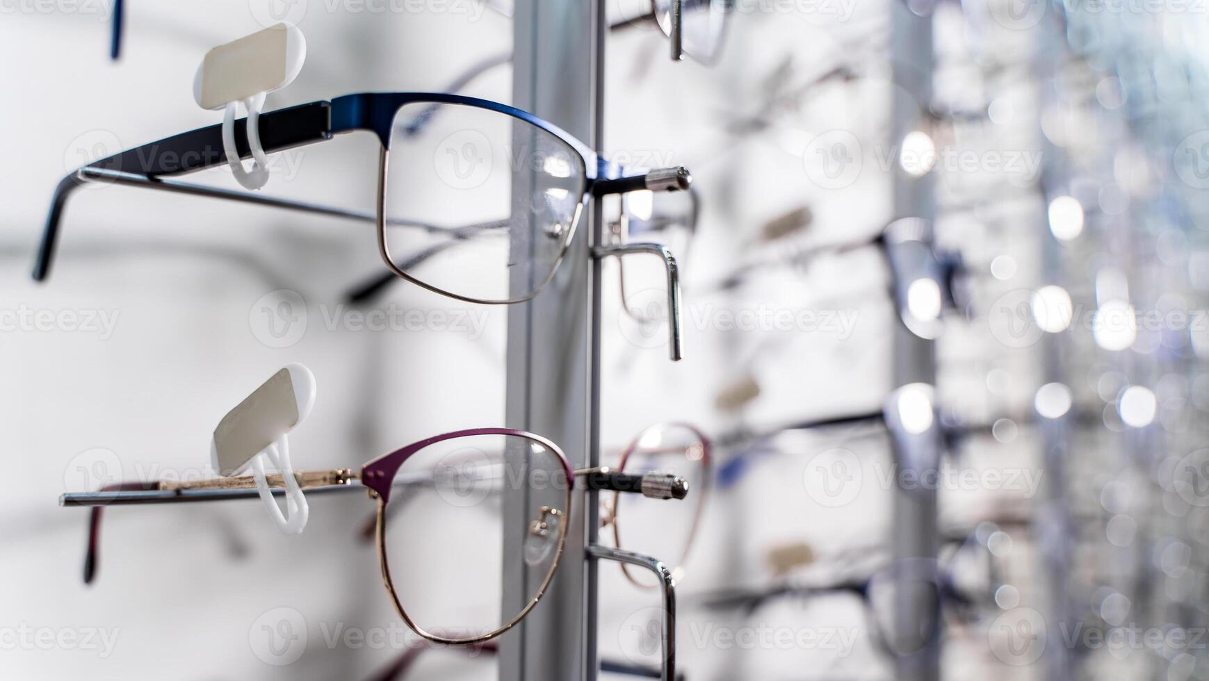 lunettes magasin. vitrine avec lunettes dans moderne ophtalmique magasin. photo