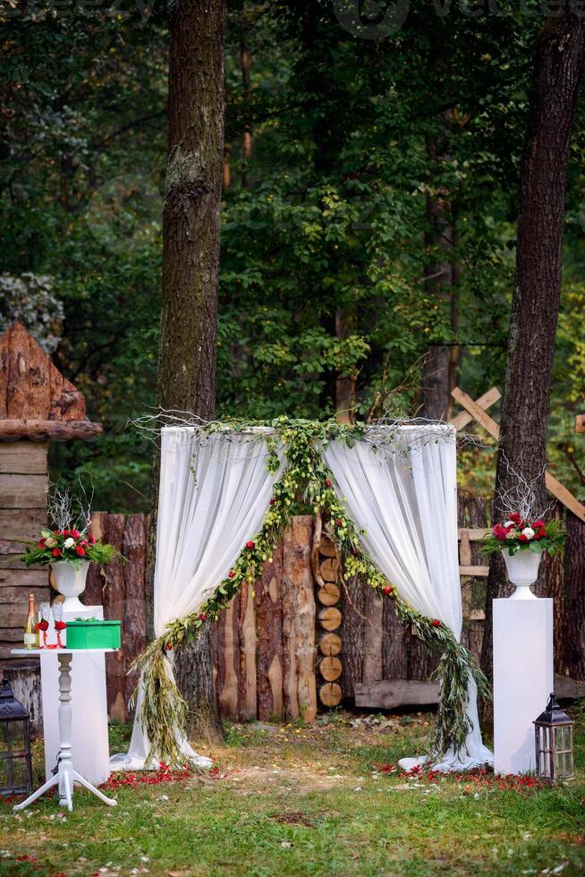 cambre pour le mariage cérémonie. décoré avec en tissu fleurs et verdure photo