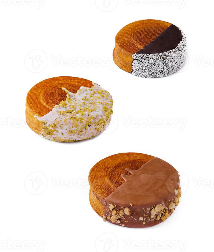 rond des croissants avec des noisettes, noix de coco et pistaches photo