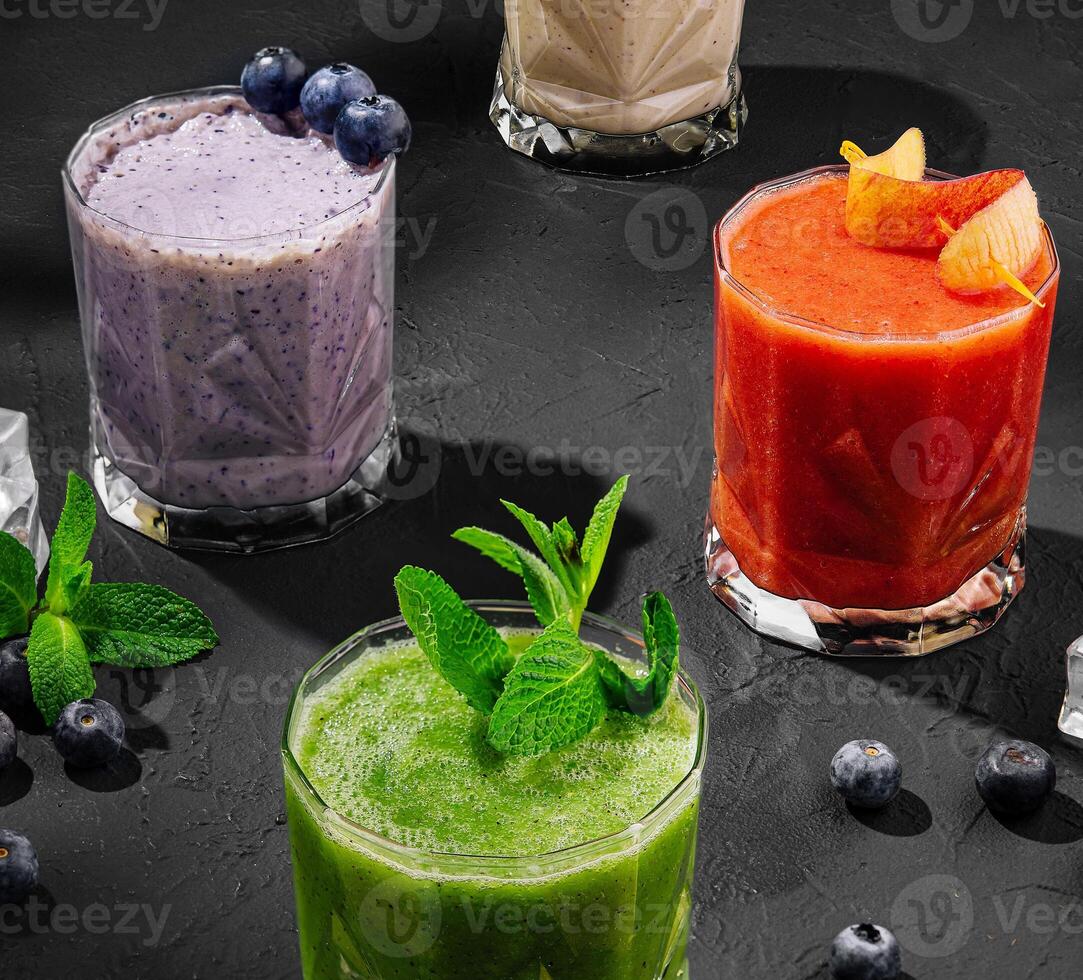 fraîchement mélangé fruit smoothies de divers couleurs et goûts dans verre photo