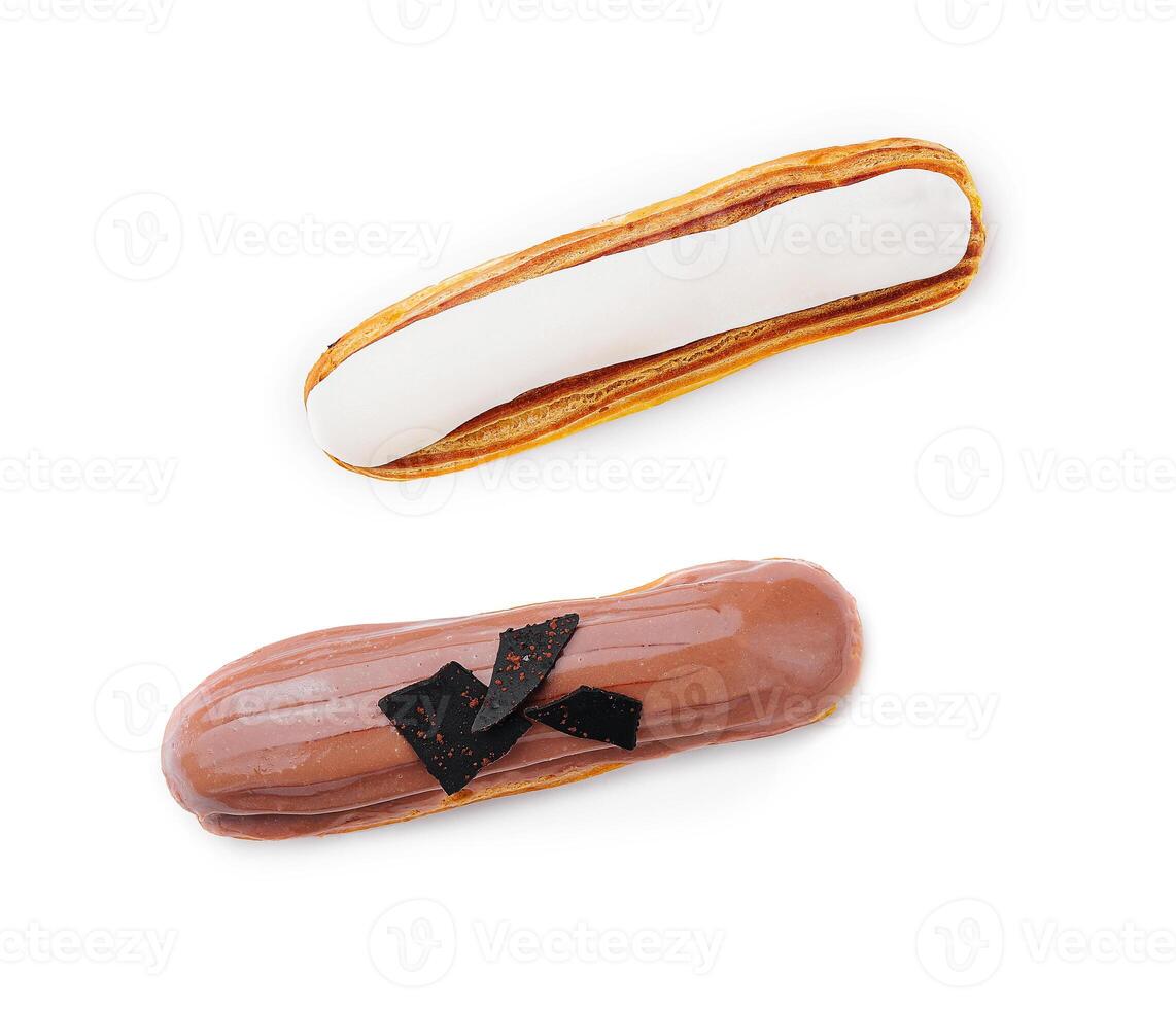 Chocolat et vanille éclairs sur une blanc Contexte photo