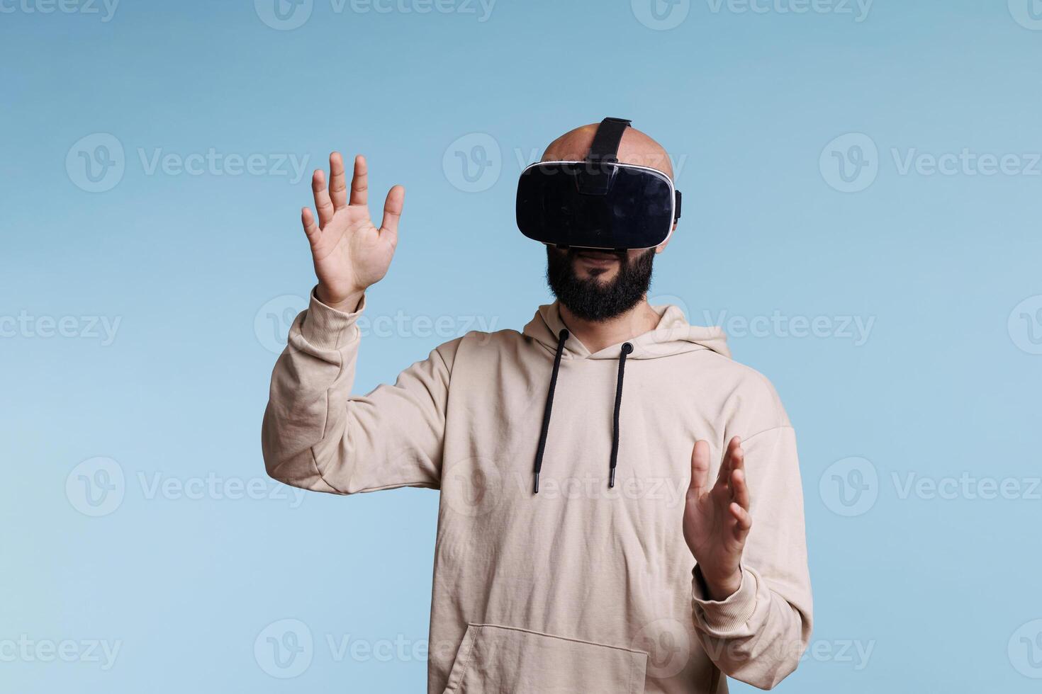 Jeune joueur profiter métaverse avec virtuel réalité casque. homme portant vr casque explorant divertissement activité dans cyberespace tandis que permanent et fabrication geste avec bras photo