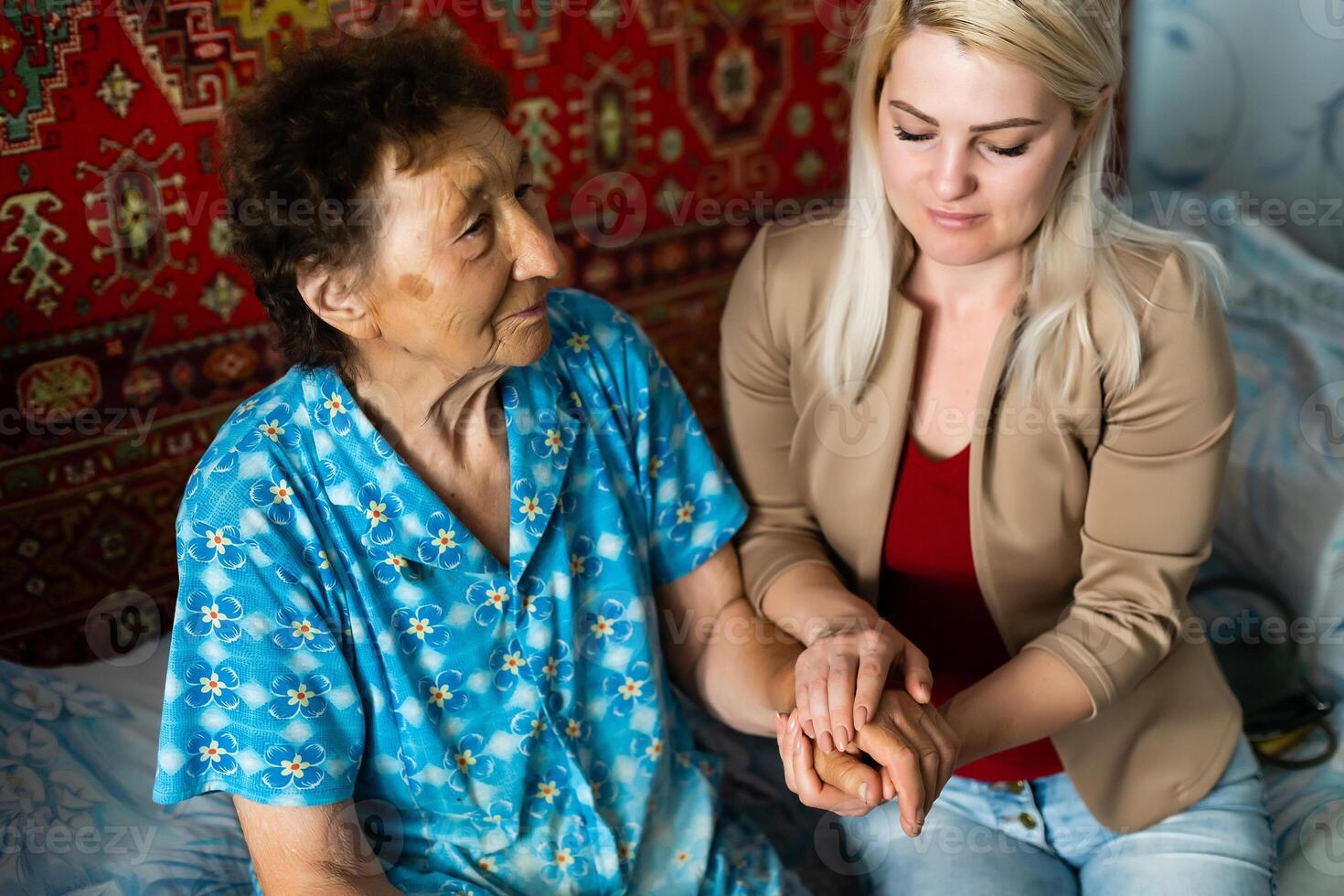 femme âgée avec son soignant à domicile photo