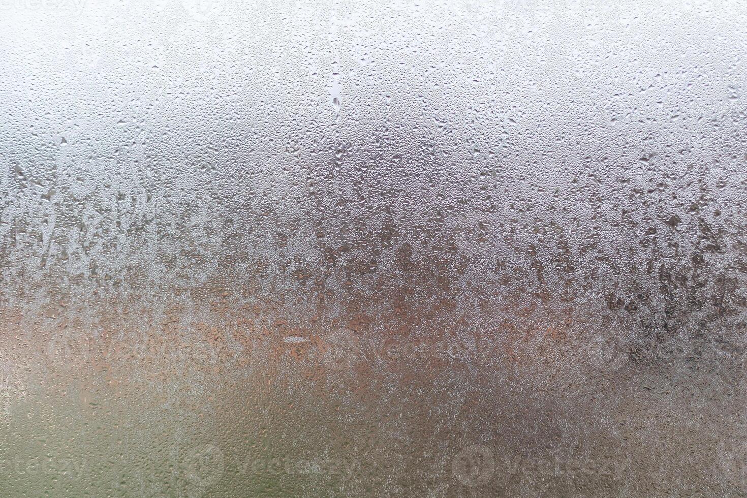 fermer coup de une embué fenêtre avec l'eau gouttes fabriqué dans terne journée. photo
