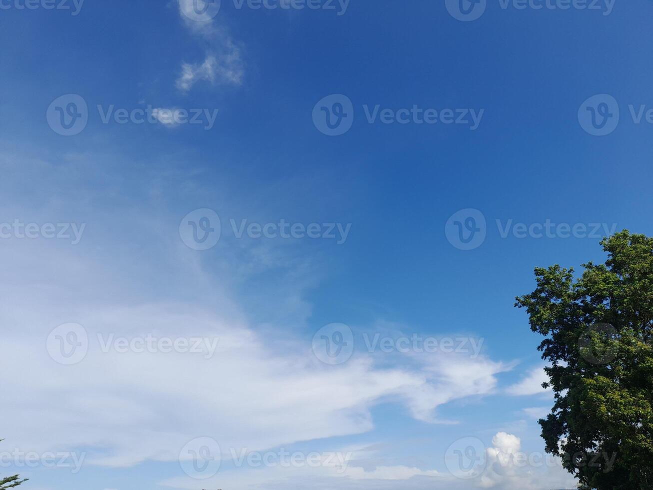 le blanc des nuages sur le bleu ciel sont parfait pour le Contexte. skyscape sur lombok île, Indonésie photo