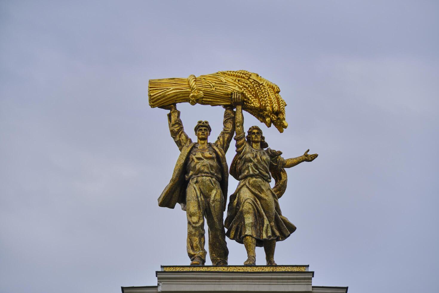 Russie Moscou mai dix, 2023.sculpture de une ouvrier et une collectif agriculteur au dessus le entrée à le vdnh. photo