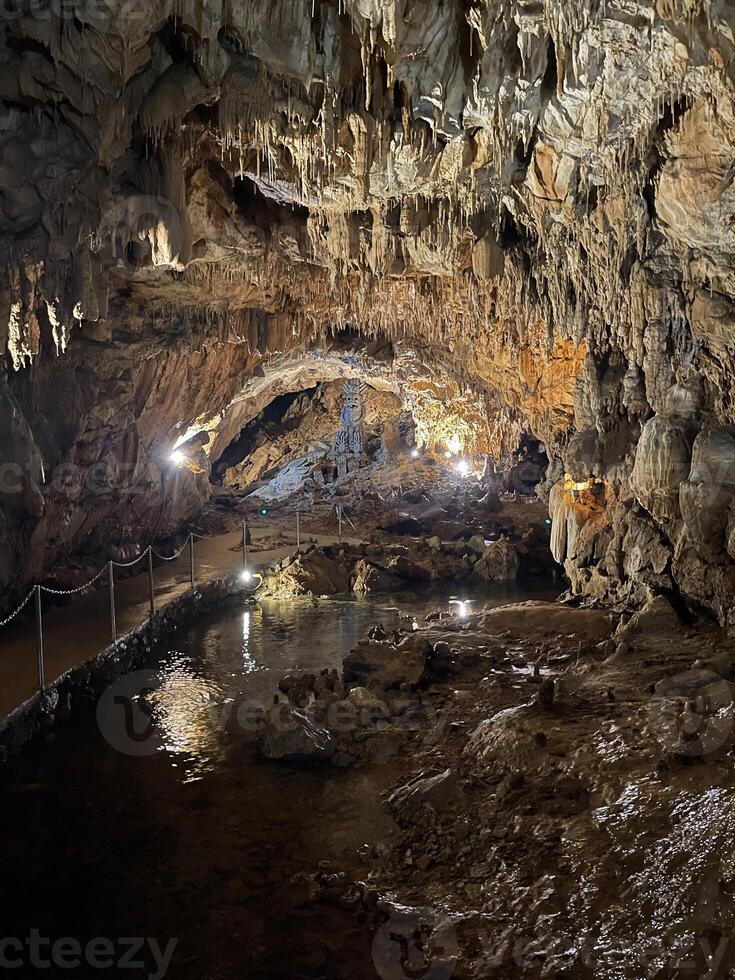 une la grotte avec une passerelle et une petit bassin photo