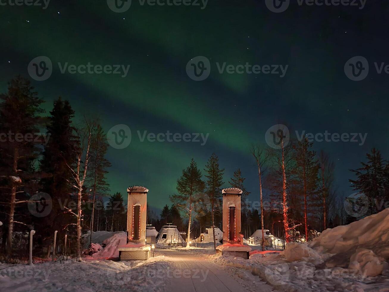 le aurore borealis est vu plus de le entrée à une ski recours photo