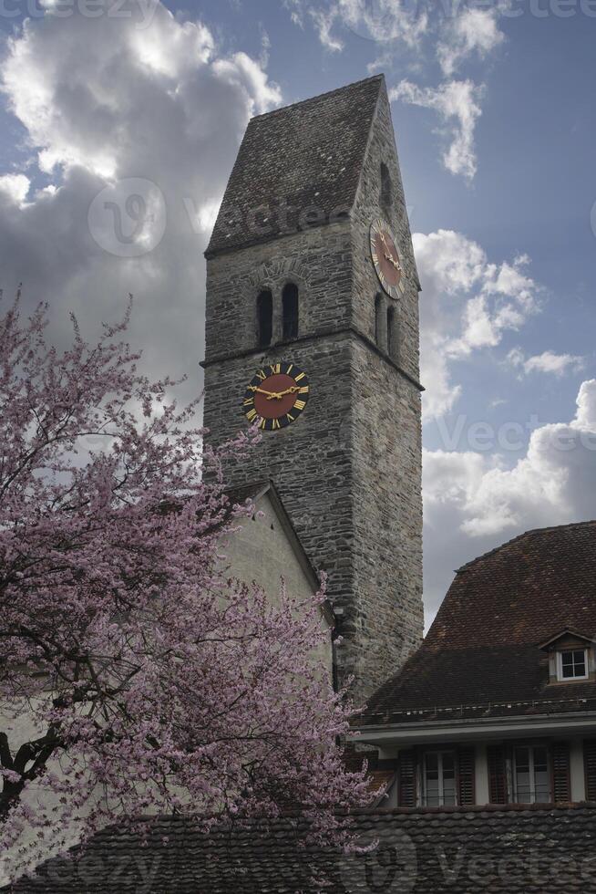 une grand bâtiment avec une l'horloge la tour photo