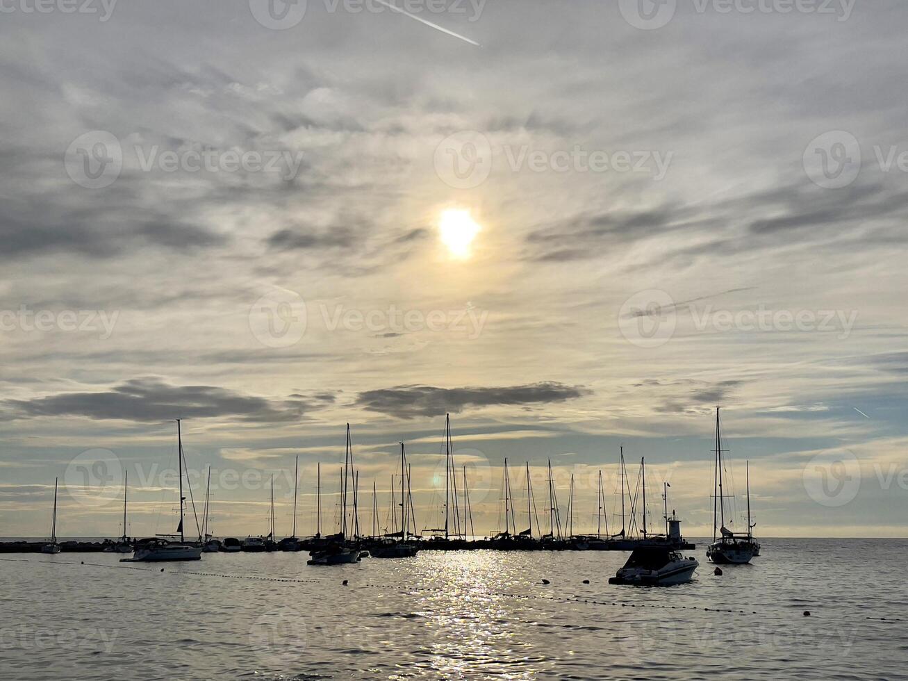 le coucher du soleil dans le port photo