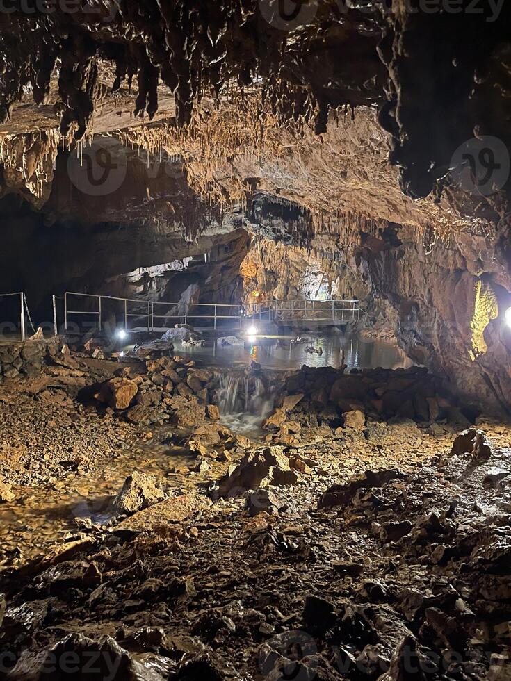 une la grotte avec une lumière brillant sur il photo