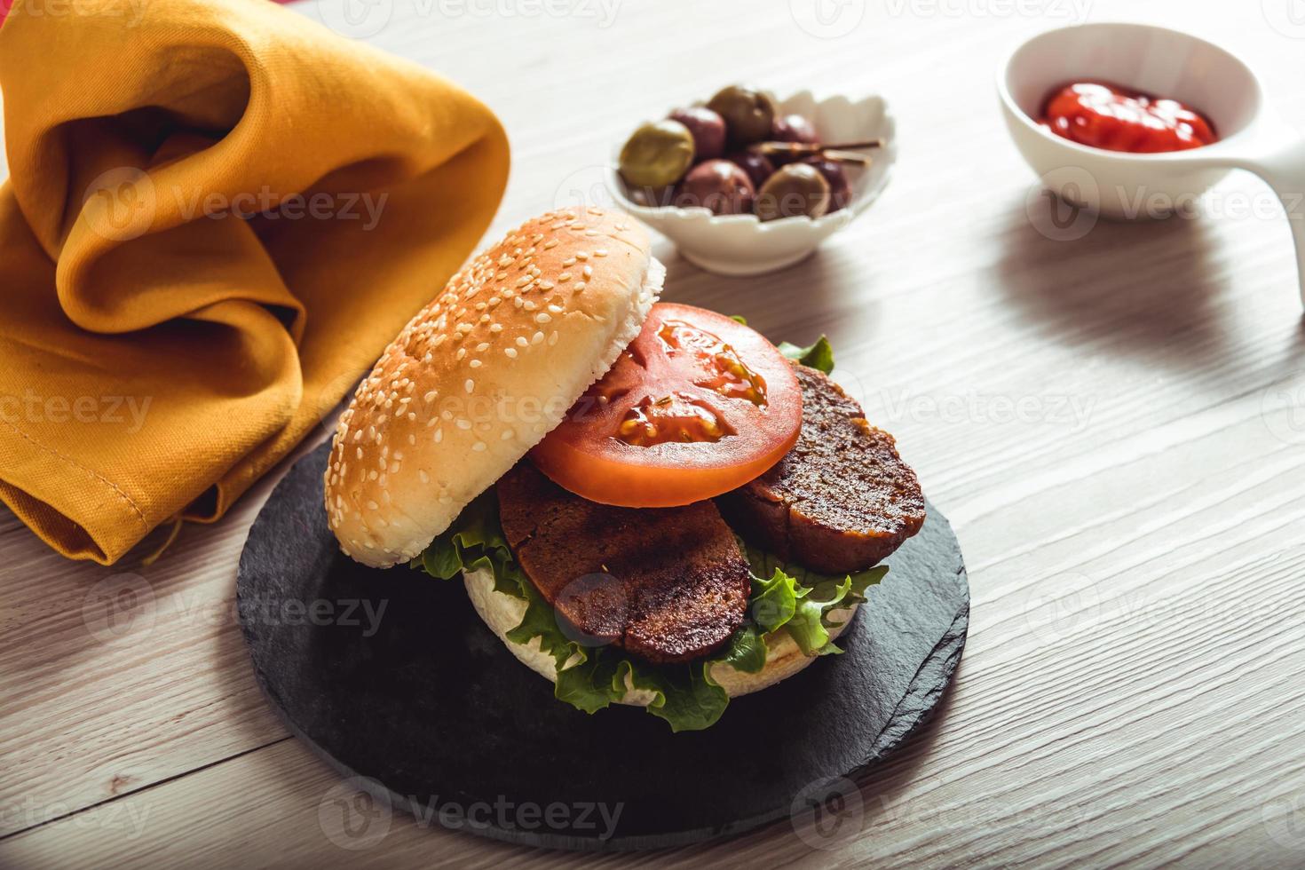 burger végétalien sur table, aliments santé photo