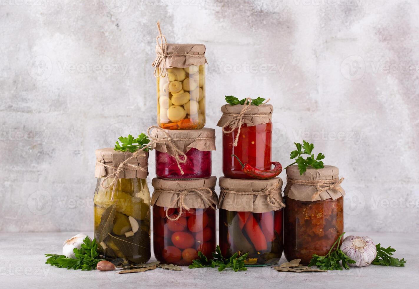 mariné des légumes dans verre bocaux. photo