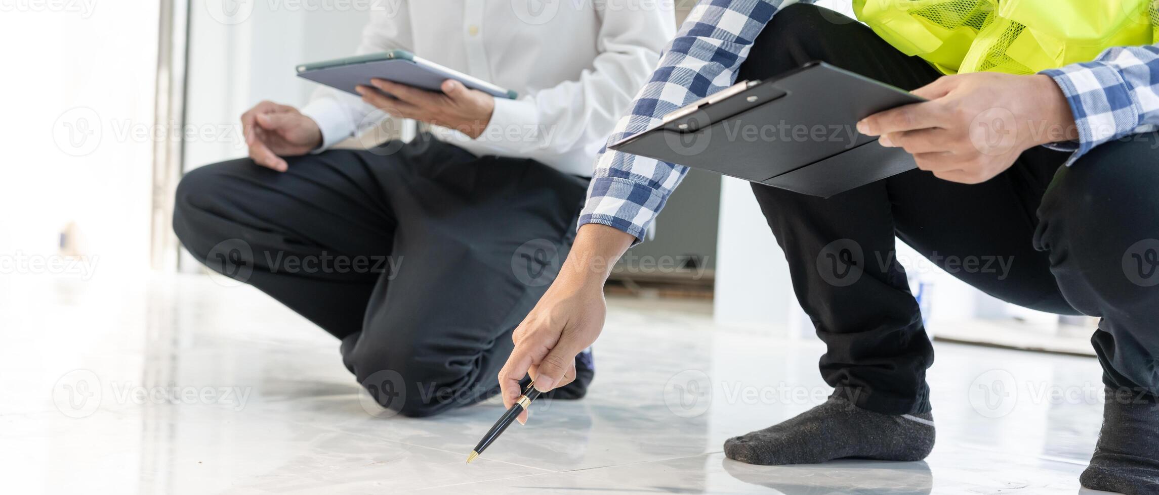 inspecteur ingénieur et propriétaire projet est inspecter construction et qualité assurance Nouveau maison. ingénieurs ou architectes ou contacteur travail à construire le maison avant remise il plus de à le propriétaire photo