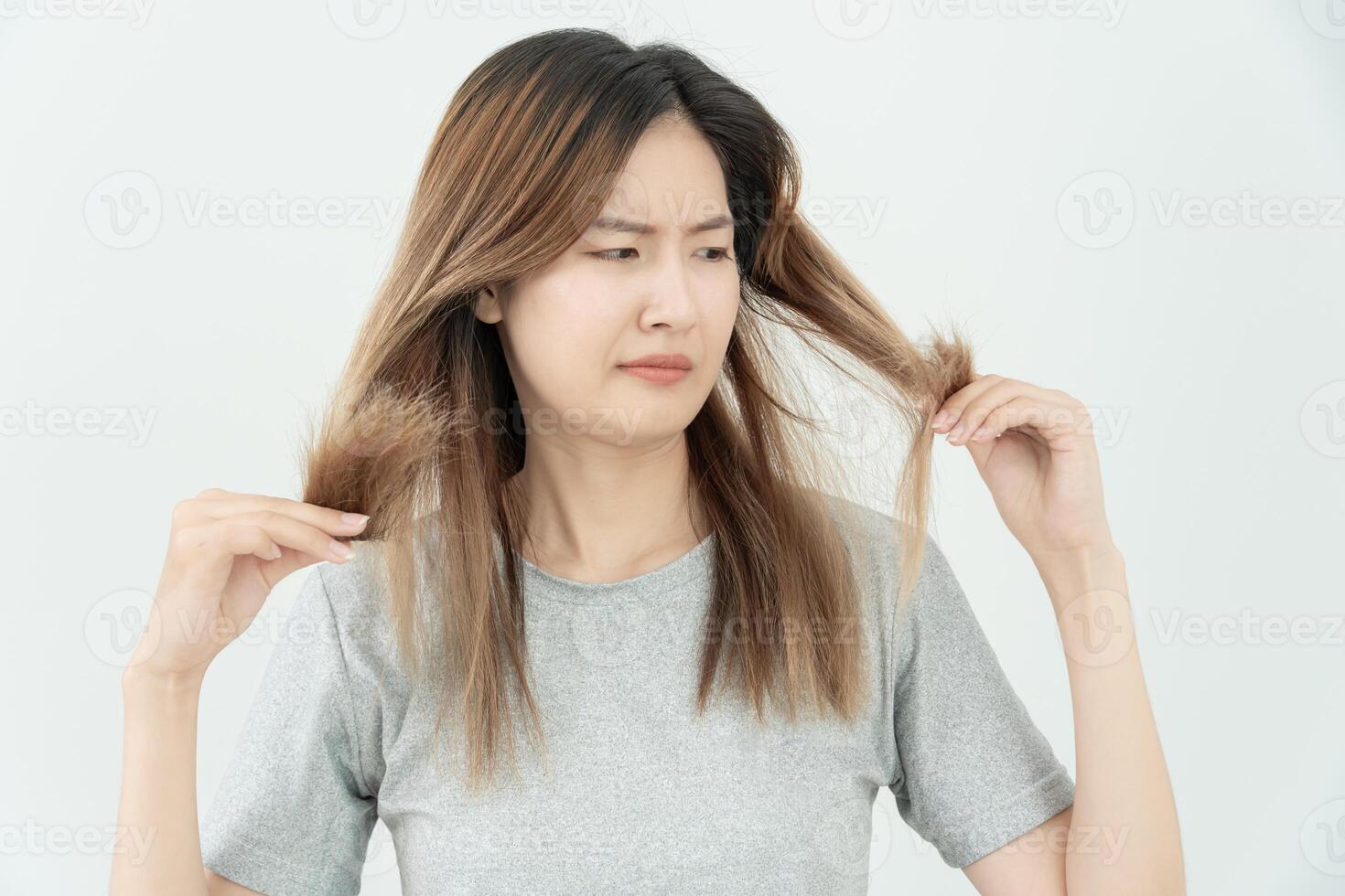 asiatique femme très triste et dérangé à la recherche à endommagé cheveux, cheveux perte, cheveux éclaircie problème, vitamine carence, calvitie, post-partum, biotine, zinc, menstruel ou endocrine troubles, hormonale déséquilibre photo