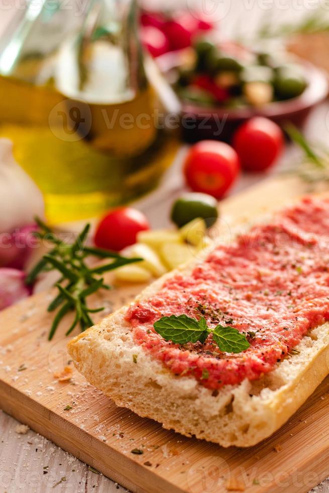 pain rustique, tomate et huile d'olive prêt à faire des toasts photo
