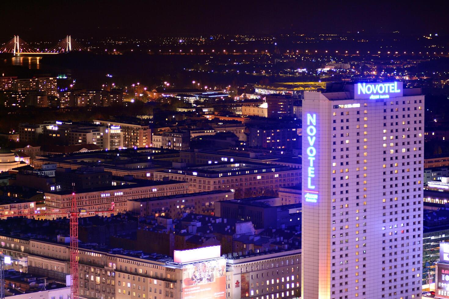 vue de à nuit verre bâtiments et moderne affaires grattes ciels. vue de moderne grattes ciels et affaires bâtiments dans centre ville. gros ville à nuit. photo