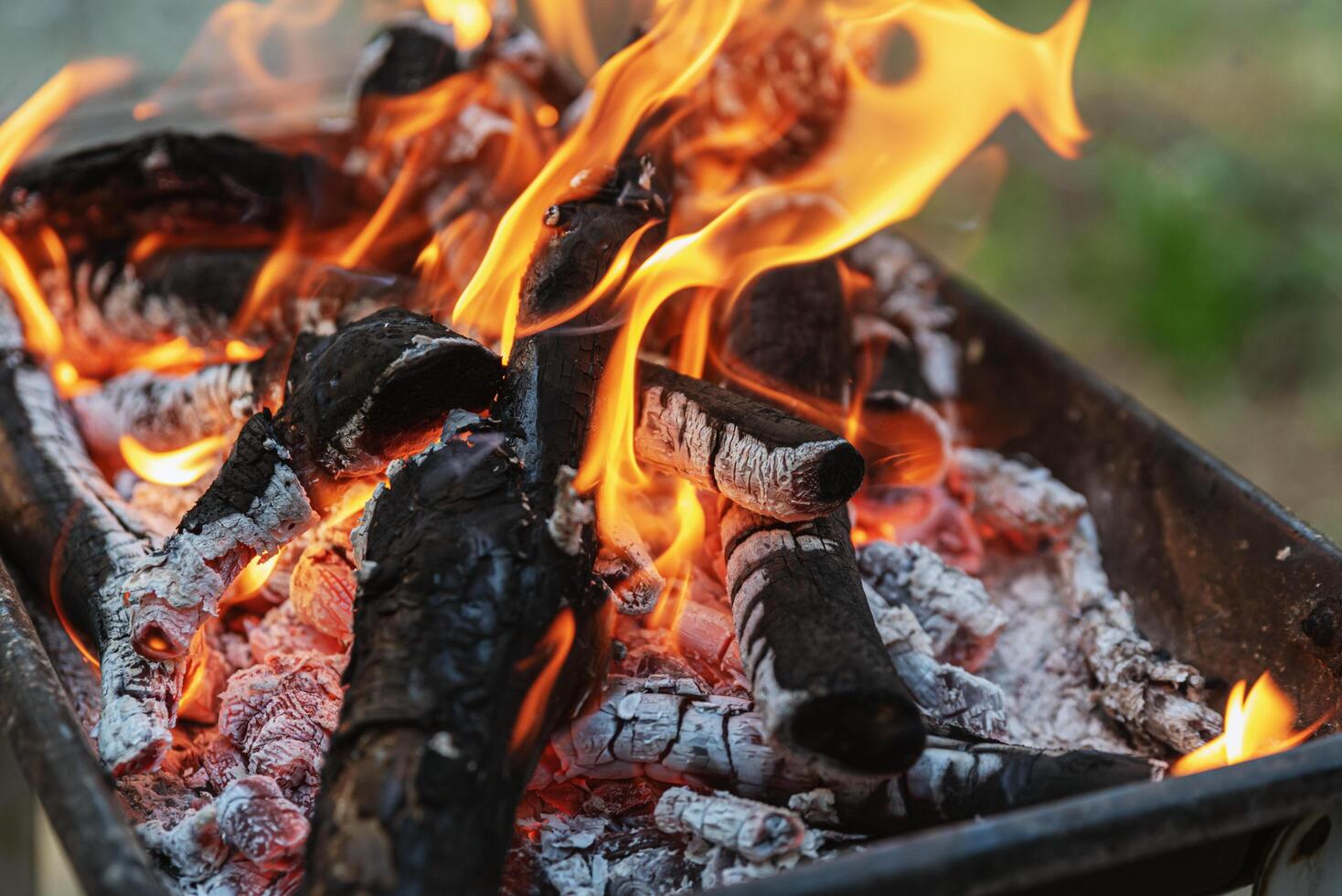 brûlant bois de chauffage pour barbecue fermer photo