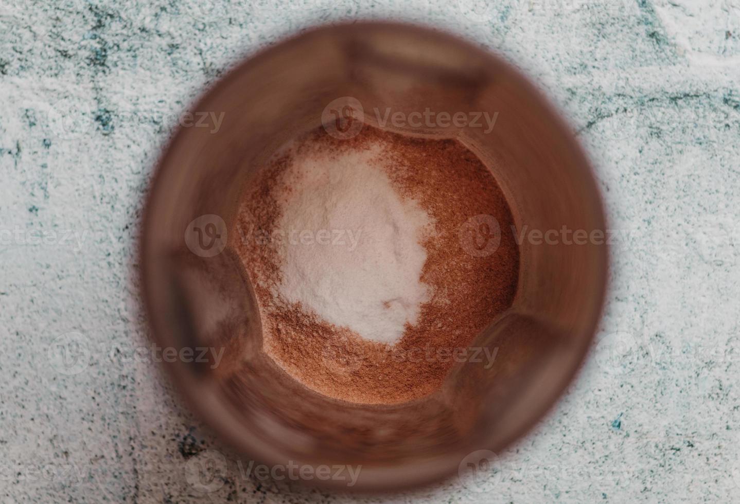 poudre de protéine de lactosérum et créatine sur shaker photo