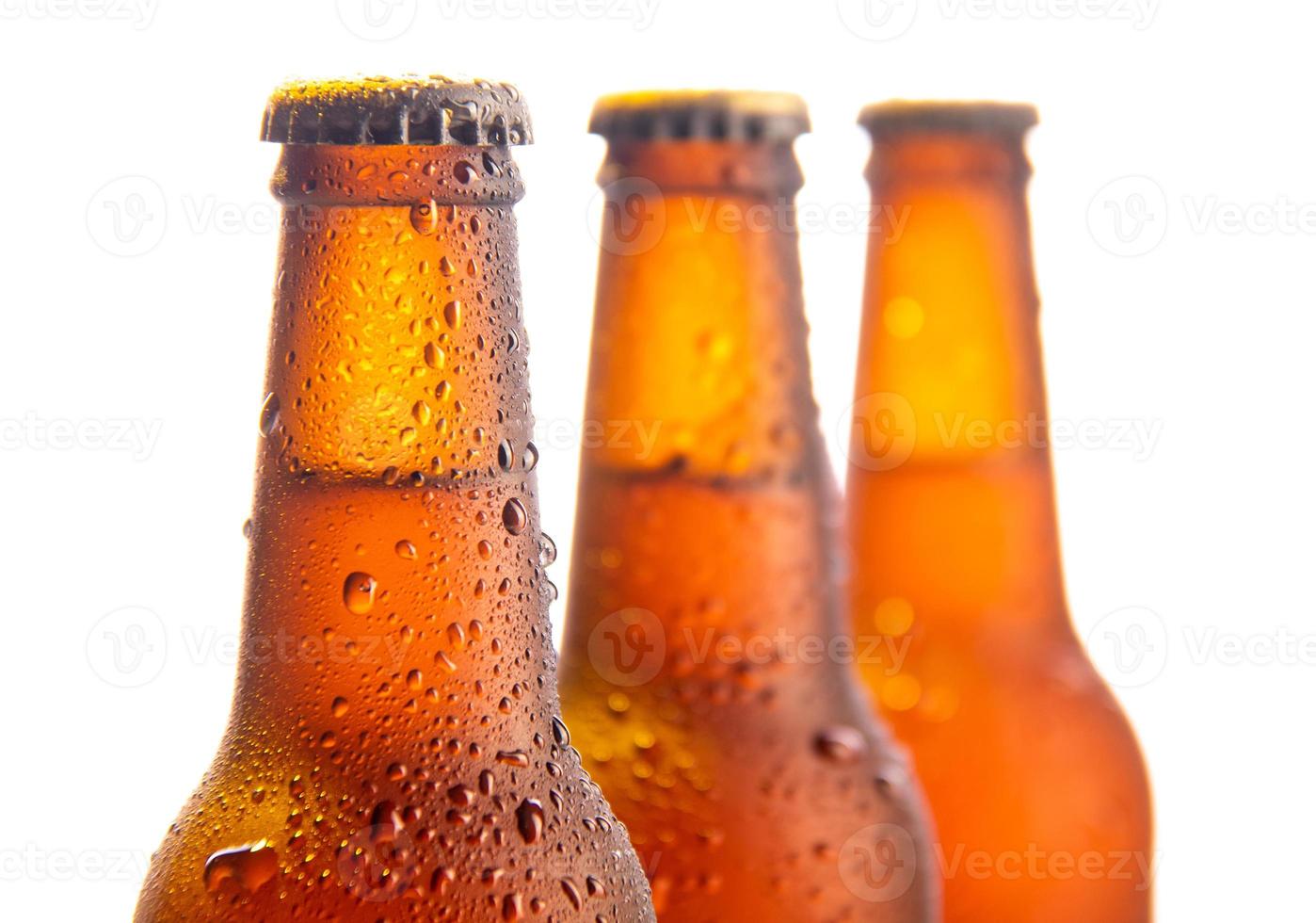 Trois bouteille de bière fraîche sur fond blanc photo