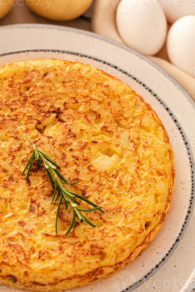 omelette espagnole avec pommes de terre et oignon. tortilla espagnole photo